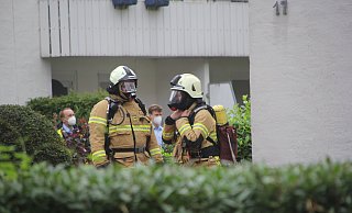Feuerwehrleute stehen ausgerüstet mit Atemschutzgerät bereit für den Einsatz. - Florian Weyand Feuerwehrleute stehen ausgerüstet mit Atemschutzgerät bereit für den Einsatz. - Florian Weyand
