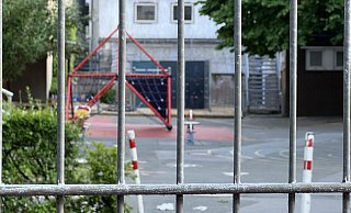 Der Schulhof der Klosterschule bleibt dicht - weil möglicherweise Autos darauf parken könnten. - Mike-Dennis Müller Der Schulhof der Klosterschule bleibt dicht - weil möglicherweise Autos darauf parken könnten. - Mike-Dennis Müller