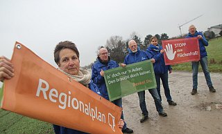 Protestieren gegen den Regionalplan: Claudia Plooj (v.l.), Hubert Wiebeler, Siegfried Thüte, Freyja und Friedhelm Diebrok. - Jan-Henrik Gerdener Protestieren gegen den Regionalplan: Claudia Plooj (v.l.), Hubert Wiebeler, Siegfried Thüte, Freyja und Friedhelm Diebrok. - Jan-Henrik Gerdener