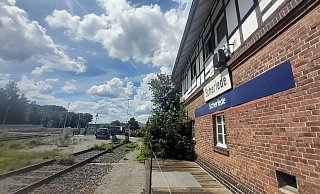 Friedlich liegt der Haltepunkt Scherfede in der Sommersonne. Im Untergrund ging es offenbar richtig zur Sache: Dachse bauten und erweiterten unter den Gleisen, so dass der Zugverkehr auf dem Abschnitt bis Warburg eingestellt wurde. - Simone Flörke Friedlich liegt der Haltepunkt Scherfede in der Sommersonne. Im Untergrund ging es offenbar richtig zur Sache: Dachse bauten und erweiterten unter den Gleisen, so dass der Zugverkehr auf dem Abschnitt bis Warburg eingestellt wurde. - Simone Flörke