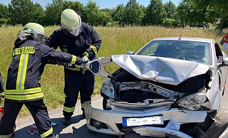 An dem grauen Opel entstand nach Polizeiangaben ein Totalschaden. - FFW Höxter An dem grauen Opel entstand nach Polizeiangaben ein Totalschaden. - FFW Höxter