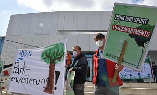 Anwohner demonstrierten sowohl gegen die geplante Teilbebauung des Jahnplatzes als auch für den Erhalt des gewachsenen Gebietscharakters in ihrem Quartier. - Jens Dünhölter Anwohner demonstrierten sowohl gegen die geplante Teilbebauung des Jahnplatzes als auch für den Erhalt des gewachsenen Gebietscharakters in ihrem Quartier. - Jens Dünhölter