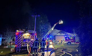 Der Brand im Dachstuhl eines Hühnerstalls sorgte für einen stundenlangen Einsatz der Feuerwehr. - Thorsten Heß Der Brand im Dachstuhl eines Hühnerstalls sorgte für einen stundenlangen Einsatz der Feuerwehr. - Thorsten Heß