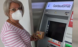 Sparkassen-Kundin Sabine Corsing erledigt ihre Bankgeschäfte digital. Für den Einkauf von Erdbeeren oder einen Laib Brot will sie auf Bargeld aber nicht verzichten. - David Knapp Sparkassen-Kundin Sabine Corsing erledigt ihre Bankgeschäfte digital. Für den Einkauf von Erdbeeren oder einen Laib Brot will sie auf Bargeld aber nicht verzichten. - David Knapp