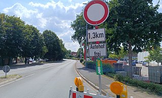Das Hinweisschild auf die freie Zufahrt zum Autohof ist sehr dezent ausgefallen. - Sven Hauhart Das Hinweisschild auf die freie Zufahrt zum Autohof ist sehr dezent ausgefallen. - Sven Hauhart