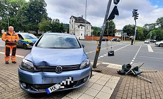 Der Golf erwischte auf der Kreuzung in Höxter zunächst einen Rollerfahrer und fuhr dann gegen eine Fußgängerampel. - David Schellenberg Der Golf erwischte auf der Kreuzung in Höxter zunächst einen Rollerfahrer und fuhr dann gegen eine Fußgängerampel. - David Schellenberg