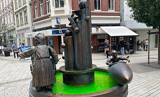 Das Wasser im Jahrhundertbrunnen in der Herforder Innenstadt leuchtet am Samstag knallgrün. - Claus Frickemeier Das Wasser im Jahrhundertbrunnen in der Herforder Innenstadt leuchtet am Samstag knallgrün. - Claus Frickemeier