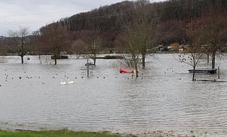 Das Hochwasser in Vlotho betrifft auch die Campingplätze. Dieses Bild wurde am Donnerstag, 4. Januar, aufgenommen. - Claus Frickemeier Das Hochwasser in Vlotho betrifft auch die Campingplätze. Dieses Bild wurde am Donnerstag, 4. Januar, aufgenommen. - Claus Frickemeier
