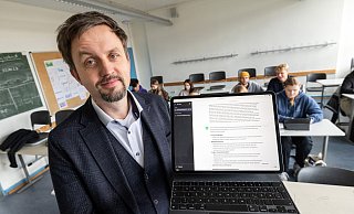 Auch Frank Weritz, Konrektor am Gymnasium am Waldhof, beschäftigt sich mit seinen Schülern mit den Möglichkeiten und Gefahren von ChatGPT. Für den Deutschunterricht in der Mittelstufe hat er der KI eine extra schlechte Charakterisierung vorgelegt und sie um Tipps für die Optimierung gebeten. - Oliver Krato Auch Frank Weritz, Konrektor am Gymnasium am Waldhof, beschäftigt sich mit seinen Schülern mit den Möglichkeiten und Gefahren von ChatGPT. Für den Deutschunterricht in der Mittelstufe hat er der KI eine extra schlechte Charakterisierung vorgelegt und sie um Tipps für die Optimierung gebeten. - Oliver Krato