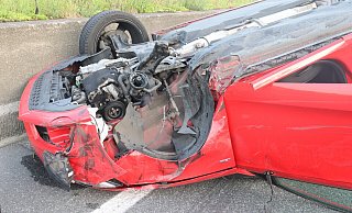 Die Fahrerin des Pkw ist schwer verletzt worden. - Polizei Bielefeld Die Fahrerin des Pkw ist schwer verletzt worden. - Polizei Bielefeld
