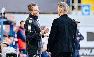 SCP-Coach Lukas Kwasniok im Gespräch mit dem Vierten Offiziellen Mario Hildenbrand (l.). - Besim Mazhiqi SCP-Coach Lukas Kwasniok im Gespräch mit dem Vierten Offiziellen Mario Hildenbrand (l.). - Besim Mazhiqi