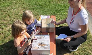 Melina (rechts) hilft Isabel und Anna beim Ertasten von Gegenständen - Goli Melina (rechts) hilft Isabel und Anna beim Ertasten von Gegenständen - Goli