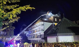 In einer Bad Oeynhausener Klinik war im Dachstuhl ein Feuer ausgebrochen. - Feuerwehr Bad Oeynhausen In einer Bad Oeynhausener Klinik war im Dachstuhl ein Feuer ausgebrochen. - Feuerwehr Bad Oeynhausen