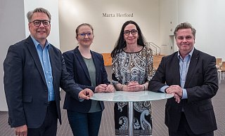 Christian Kötter-Lixfeld (Bremer Philharmoniker, l.) und Carmen Emigholz (Kulturstaatsrätin Bremen, 2. v. r.) moderieren das erste Treffen des Kulturdialogs, für den sich Svende Wagemeyer (Kultur gGmbH) und Bürgermeister Tim Kähler eine rege Beteiligung Wünschen. Foto: Ralf Bittner - Ralf Bittner Christian Kötter-Lixfeld (Bremer Philharmoniker, l.) und Carmen Emigholz (Kulturstaatsrätin Bremen, 2. v. r.) moderieren das erste Treffen des Kulturdialogs, für den sich Svende Wagemeyer (Kultur gGmbH) und Bürgermeister Tim Kähler eine rege Beteiligung Wünschen. Foto: Ralf Bittner - Ralf Bittner