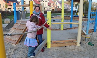 Planerin und Architektin Katharina Krause vom städtischen Fachbereich Grünflächen in Gütersloh freut sich, den Spielplatz jetzt seiner Bestimmung übergeben zu haben. - Stadt Gütersloh Planerin und Architektin Katharina Krause vom städtischen Fachbereich Grünflächen in Gütersloh freut sich, den Spielplatz jetzt seiner Bestimmung übergeben zu haben. - Stadt Gütersloh