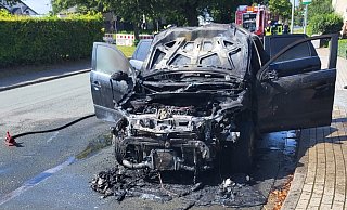 Der Mitsubishi ist nach dem Feuer als Totalschaden zu betrachten. - Feuerwehr Bad Wünnenberg Der Mitsubishi ist nach dem Feuer als Totalschaden zu betrachten. - Feuerwehr Bad Wünnenberg