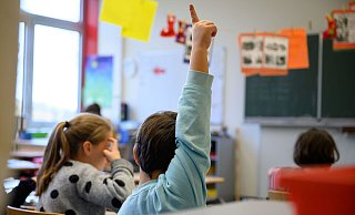 Ein Pädagoge, gegen den die Staatsanwaltschaft Bielefeld wegen sexueller Belästigung von Schülerinnen ermittelte, betreute weiterhin Grundschüler. Mittlerweile hat der Mann die Vorwürfe eingeräumt, verurteilt wurde er aber nicht. Foto: Sebastian Gollnow/dpa - Verwendung weltweit Ein Pädagoge, gegen den die Staatsanwaltschaft Bielefeld wegen sexueller Belästigung von Schülerinnen ermittelte, betreute weiterhin Grundschüler. Mittlerweile hat der Mann die Vorwürfe eingeräumt, verurteilt wurde er aber nicht. Foto: Sebastian Gollnow/dpa - Verwendung weltweit