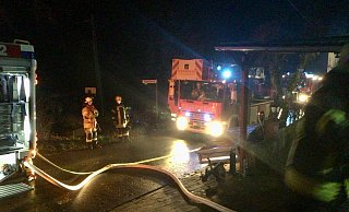 Die Löschzüge Altenbeken und Buke konnten ein Übergreifen des Feuers auf das Wohnhaus verhindern. - Feuerwehr Altenbeken Die Löschzüge Altenbeken und Buke konnten ein Übergreifen des Feuers auf das Wohnhaus verhindern. - Feuerwehr Altenbeken
