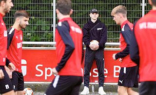 Noch ist der Platz von Theesens Kapitän Finn Jaster überwiegend an der Bande. - Peter Unger Noch ist der Platz von Theesens Kapitän Finn Jaster überwiegend an der Bande. - Peter Unger