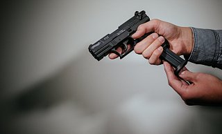 Mit einer Softairwaffe bedroht der Täter den Mitarbeiter. (Symbolbild) - Oliver Killig Mit einer Softairwaffe bedroht der Täter den Mitarbeiter. (Symbolbild) - Oliver Killig