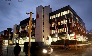 Das Gebäude Auf der Freiheit 20, direkt neben dem Rathaus, ist weiterhin Inhalt von Verhandlungen zwischen Kreis, Stadt und Sparkasse Herford. - Frank-Michael Kiel-Steinkamp Das Gebäude Auf der Freiheit 20, direkt neben dem Rathaus, ist weiterhin Inhalt von Verhandlungen zwischen Kreis, Stadt und Sparkasse Herford. - Frank-Michael Kiel-Steinkamp