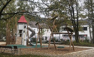 Höxters noch neuer Märchenspielplatz nahe der Luisenstraße lädt zum phantasievollen Spielen ein. - LGS Höxter Höxters noch neuer Märchenspielplatz nahe der Luisenstraße lädt zum phantasievollen Spielen ein. - LGS Höxter