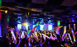 Um 0.30 Uhr erklärte der Club den Abend mit einem Grand Opening offiziell für eröffnet. - Lara Hus Um 0.30 Uhr erklärte der Club den Abend mit einem Grand Opening offiziell für eröffnet. - Lara Hus