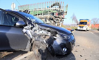 Zwischen Nieheim und Marienmünster stieß eine Autofahrerin mit einem Gülletrecker zusammen. - Polizei Höxter Zwischen Nieheim und Marienmünster stieß eine Autofahrerin mit einem Gülletrecker zusammen. - Polizei Höxter
