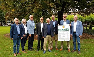 Der Bataillonsvorstand des PBSV um Oberst Thomas Spieker (4. v. r.) und die fünf Hauptleute laden zum 165. Paderborner Schützenfest ein. - Birger Berbüsse Der Bataillonsvorstand des PBSV um Oberst Thomas Spieker (4. v. r.) und die fünf Hauptleute laden zum 165. Paderborner Schützenfest ein. - Birger Berbüsse