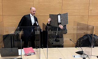 Rechtsanwalt Peter Rostek mit dem angeklagten 33-jährigen Bielefelder. Er verdeckt sein Gesicht vor Fotografen und TV-Teams mit einem Aktenordner - Jens Reichenbach Rechtsanwalt Peter Rostek mit dem angeklagten 33-jährigen Bielefelder. Er verdeckt sein Gesicht vor Fotografen und TV-Teams mit einem Aktenordner - Jens Reichenbach