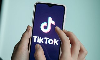Es bedarf nur weniger Klicks und Handgriffe, schon ist ein Video gedreht und auf Tiktok online gestellt. - Jens Kalaene Es bedarf nur weniger Klicks und Handgriffe, schon ist ein Video gedreht und auf Tiktok online gestellt. - Jens Kalaene