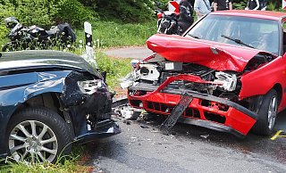 Bei dem Unfall in einer scharfen Kurve wurden vier Menschen verletzt. - Josef Köhne Bei dem Unfall in einer scharfen Kurve wurden vier Menschen verletzt. - Josef Köhne