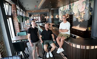 René Lüke, Matthias Uhlen und Lars Uhlen nehmen Abschied von der gastronomischen Idee "Wohnzimmer". - Frank-Michael Kiel-Steinkamp René Lüke, Matthias Uhlen und Lars Uhlen nehmen Abschied von der gastronomischen Idee "Wohnzimmer". - Frank-Michael Kiel-Steinkamp