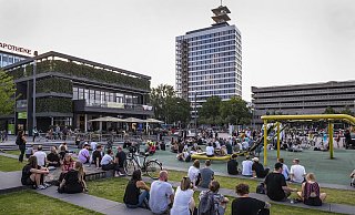 Sonne von oben, warmer Asphalt von unten und Live-Musik von vorne - das ist der Kesselbrink. Auch. - Jörg Dieckmann Sonne von oben, warmer Asphalt von unten und Live-Musik von vorne - das ist der Kesselbrink. Auch. - Jörg Dieckmann
