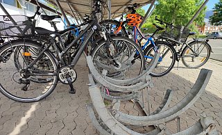 Nicht nur die Fahrradständer am städtischen Gymnasium sind Felgenkiller. Sie werden ausgetauscht. Das ist auch an den Grundschulen geplant. - Anastasia von Fugler Nicht nur die Fahrradständer am städtischen Gymnasium sind Felgenkiller. Sie werden ausgetauscht. Das ist auch an den Grundschulen geplant. - Anastasia von Fugler