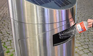 "Solar-Presshai": Seit vier Jahren stehen diese High-Tech-Mülleimer an wenigen Stellen der Bahnhofstraße. - Christian Weische "Solar-Presshai": Seit vier Jahren stehen diese High-Tech-Mülleimer an wenigen Stellen der Bahnhofstraße. - Christian Weische