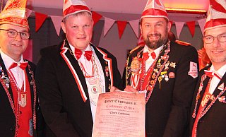 Peter Engemann (2. v. l.) wird für das Missgeschick des Jahres zum Ehrencochumer ernannt und mit dem Cochumer-Orden ausgezeichnet. - Burkhard Battran Peter Engemann (2. v. l.) wird für das Missgeschick des Jahres zum Ehrencochumer ernannt und mit dem Cochumer-Orden ausgezeichnet. - Burkhard Battran