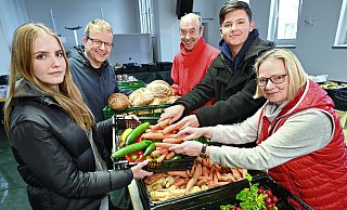 Ungewöhnliches Team: Schülerin Mascha Freudenau (v. l.), Lehrer Karl-Werner Peitzmann, Initiativleiter Klaus Milsmann, Schüler Luca Cepancic und Lehrerin Anja Varlemann im Brackweder Lebensmittelpunkt an der Friedhofstraße. - Barbara Franke Ungewöhnliches Team: Schülerin Mascha Freudenau (v. l.), Lehrer Karl-Werner Peitzmann, Initiativleiter Klaus Milsmann, Schüler Luca Cepancic und Lehrerin Anja Varlemann im Brackweder Lebensmittelpunkt an der Friedhofstraße. - Barbara Franke