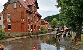 Im Bereich Adenauerstraße/Ecke Kuhlbornstraße stand am 27. Juli 2021 in Folge der verstopften Regenwassereinläufe die Straße auf der gesamten Breite unter Wasser. - Feuerwehr Altenbeken Im Bereich Adenauerstraße/Ecke Kuhlbornstraße stand am 27. Juli 2021 in Folge der verstopften Regenwassereinläufe die Straße auf der gesamten Breite unter Wasser. - Feuerwehr Altenbeken