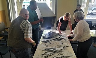 Das Zählen beginnt: Burkhard Spitz (v. l.), Michael Kepper, Carmen Rütters-Engemann, Natalie Turski und Carina Schneider leeren die Urne mit den grauen Umschlägen, in denen sich die Stimmzettel verbergen. - Simone Flörke Das Zählen beginnt: Burkhard Spitz (v. l.), Michael Kepper, Carmen Rütters-Engemann, Natalie Turski und Carina Schneider leeren die Urne mit den grauen Umschlägen, in denen sich die Stimmzettel verbergen. - Simone Flörke