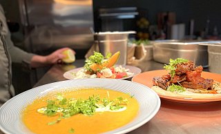Beim Pre-Opening des Bistros "Borchard's & Fred" servierte der Koch levantinische Linsensuppe, Lammkoteletts sowie Mozzarella Salat. - Stefan Becker Beim Pre-Opening des Bistros "Borchard's & Fred" servierte der Koch levantinische Linsensuppe, Lammkoteletts sowie Mozzarella Salat. - Stefan Becker