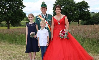 Das Schwaneyer Königspaar Markus und Nadine Bentler mit den Kindern Sophie und Xaver. - Nutzung nur mit Zustimmung JGEOSR Das Schwaneyer Königspaar Markus und Nadine Bentler mit den Kindern Sophie und Xaver. - Nutzung nur mit Zustimmung JGEOSR