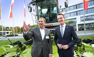 NRW-Ministerpräsident Hendrik Wüst (r.) besuchte das Unternehmen Claas mit Chef Jan-Hendrik Mohr Platz vor einigen Monaten. NRW-Ministerpräsident Hendrik Wüst (r.) besuchte das Unternehmen Claas mit Chef Jan-Hendrik Mohr Platz vor einigen Monaten.