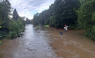 Die Lutter in Höhe der Eckendorfer Straße in Heepen war zum reißenden Fluss angeschwollen. - Karla Klemme Die Lutter in Höhe der Eckendorfer Straße in Heepen war zum reißenden Fluss angeschwollen. - Karla Klemme