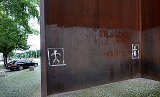 Weil es in Bielefeld an Stillen Örtchen fehlt, werden auch andere Orte für die Notdurft missbraucht - so wie die Serra-Stahlplastik vor der Kunsthalle. Vor Jahren hatte ein Scherzbold die passenden Piktogramme angebracht. - BIELEFELD Weil es in Bielefeld an Stillen Örtchen fehlt, werden auch andere Orte für die Notdurft missbraucht - so wie die Serra-Stahlplastik vor der Kunsthalle. Vor Jahren hatte ein Scherzbold die passenden Piktogramme angebracht. - BIELEFELD