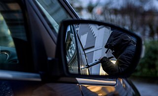 Die Anzahl der Diebstähle aus Autos ist im Kreis Höxter zurzeit sehr hoch. Oft wird es den Tätern zu einfach gemacht. Foto: Axel Heimken/dpa - Axel Heimken/dpa Die Anzahl der Diebstähle aus Autos ist im Kreis Höxter zurzeit sehr hoch. Oft wird es den Tätern zu einfach gemacht. Foto: Axel Heimken/dpa - Axel Heimken/dpa