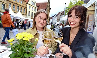 Miriam (29) studiert Grundschullehramt und Sara (25) studiert Statistik. Beide gönnen sich am Samstag einen gutes Glas Wein auf dem Alten Markt. - BARBARA FRANKE Miriam (29) studiert Grundschullehramt und Sara (25) studiert Statistik. Beide gönnen sich am Samstag einen gutes Glas Wein auf dem Alten Markt. - BARBARA FRANKE