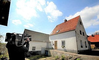 Das Horrorhaus in Höxter-Bosseborn war in diesem Jahr immer wieder von Fernsehteams besucht worden. Eine Mini-Dokuserie des WDR über die Vorfälle dort soll zuerst online gezeigt werden. - David Schellenberg Das Horrorhaus in Höxter-Bosseborn war in diesem Jahr immer wieder von Fernsehteams besucht worden. Eine Mini-Dokuserie des WDR über die Vorfälle dort soll zuerst online gezeigt werden. - David Schellenberg