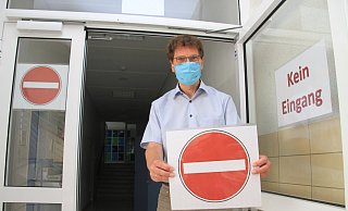 Matthias Koch, Leiter der Brede-Schulen, muss nach dem Corona-Fall eines Schülers in Quarantäne. Seine Kollegin, die im selben Raum war, nicht. (Das Foto entstand im vergangenen Sommer.) - David Schellenberg Matthias Koch, Leiter der Brede-Schulen, muss nach dem Corona-Fall eines Schülers in Quarantäne. Seine Kollegin, die im selben Raum war, nicht. (Das Foto entstand im vergangenen Sommer.) - David Schellenberg