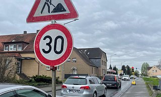 Eine Baustellenampel regelt zurzeit den Verkehr auf der Engerstraße. - Shannon-Lee Bendig Eine Baustellenampel regelt zurzeit den Verkehr auf der Engerstraße. - Shannon-Lee Bendig